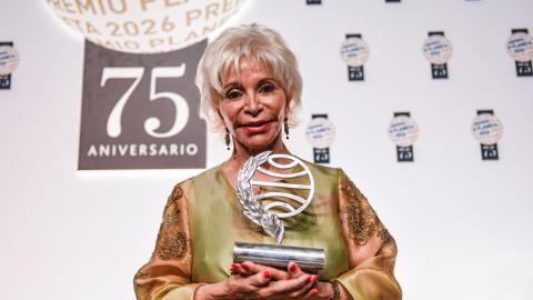 Isabel Allende posa con el Premio Planeta ©Alberto Paredes Europa Press