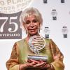 Isabel Allende posa con el Premio Planeta ©Alberto Paredes Europa Press