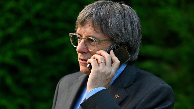 El presidente de Junts per Catalunya, Carles Puigdemont, tras realizar una declaración institucional, a 6 de octubre de 2026, en Waterloo (Bélgica).