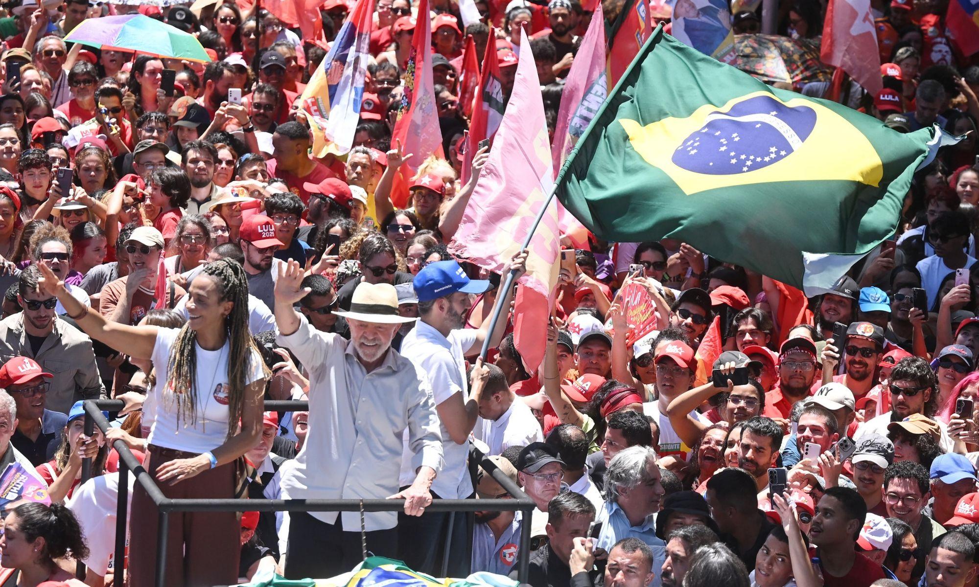 Lula saluda a sus simpatizantes durante un mitin. EP/Archivo.