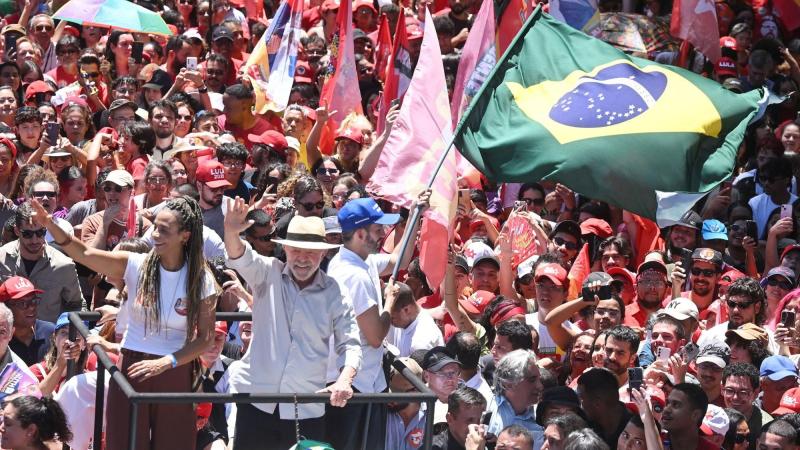 Lula saluda a sus simpatizantes durante un mitin. EP/Archivo.