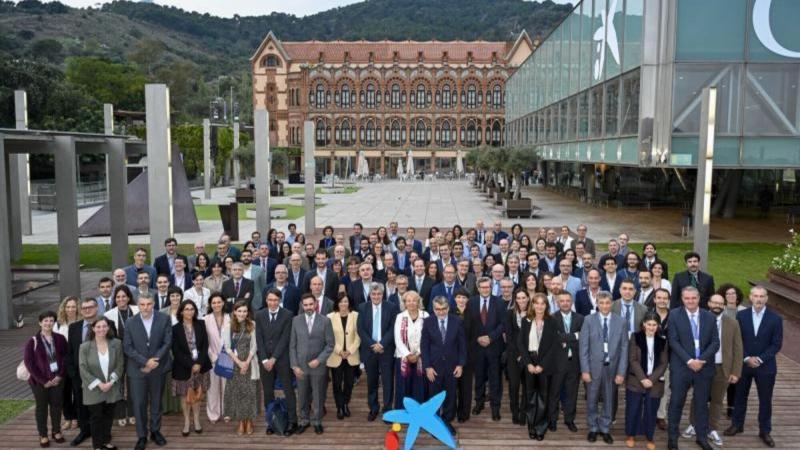 Fotografía de familia de los premiados con ayudas a la investigación e innovación 2026 por parte de la Fundación "la Caixa". © Fundación "la Caixa"