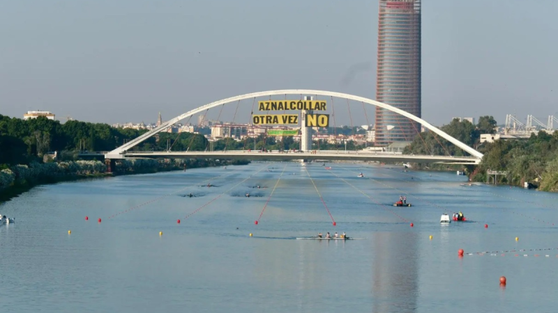 Pancarta de “Aznalcóllar, otra vez no” en el puente de la Barqueta para exigir la paralización de la reapertura de la mina | Greenpeace