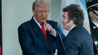 Donald Trump estrecha la mano de Javier Milei a las puertas de la Casa Blanca