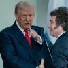 Donald Trump estrecha la mano de Javier Milei a las puertas de la Casa Blanca