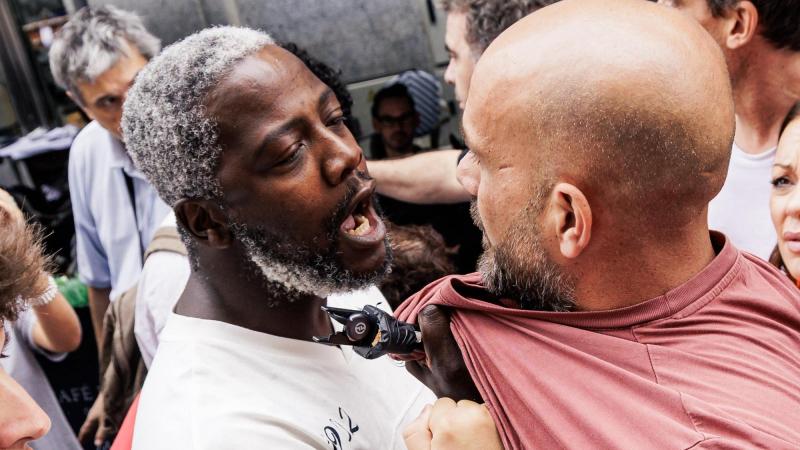 Bertrand Ndongo agarra del pecho a uno de los manifestantes de la acampada de Sol en contra de los abusos del mercado inmobiliario