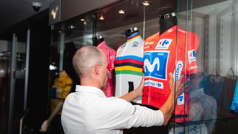 Enric Mas incorpora su maillot al Museo de Patrocinios de Telefónica