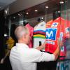 Enric Mas incorpora su maillot al Museo de Patrocinios de Telefónica