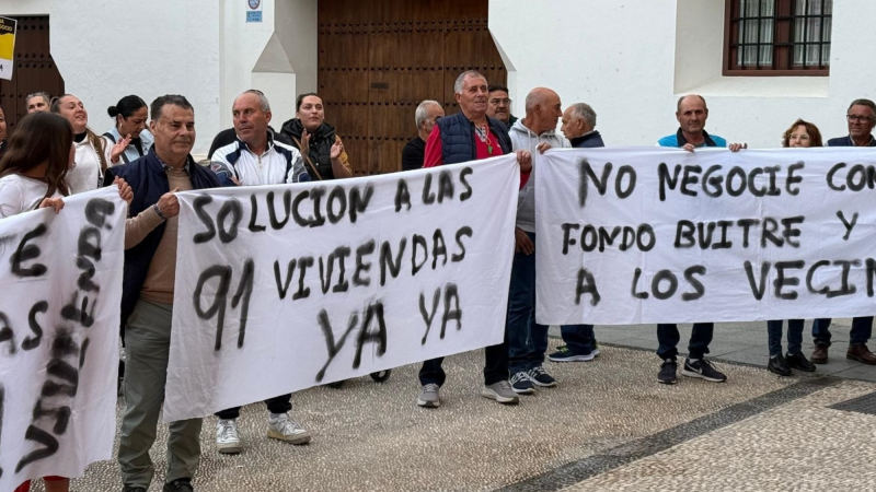 Protesta de los vecinos de las viviendas sociales en Écija, en marzo de 2025 | EP