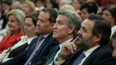 El líder del PP, Alberto Núñez Feijóo, junto a Paco Núñez y Carlos Velázquez. EP.