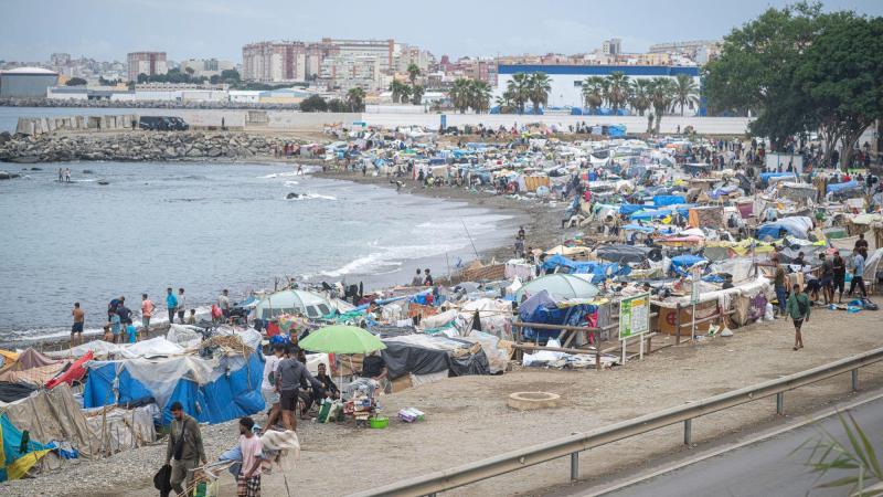 Migrantes en la playa del Trampolín en Ceuta. EP