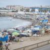 Migrantes en la playa del Trampolín en Ceuta. EP