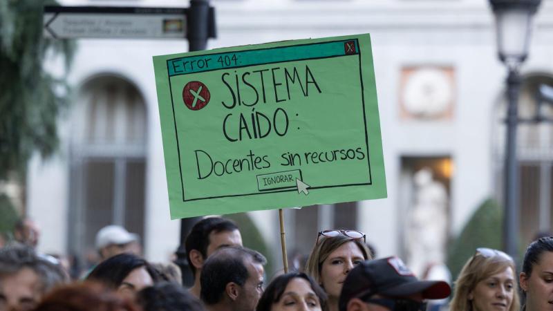 Una persona muestra un cartel durante una concentración con motivo de la huelga indefinida en educación. EP.
