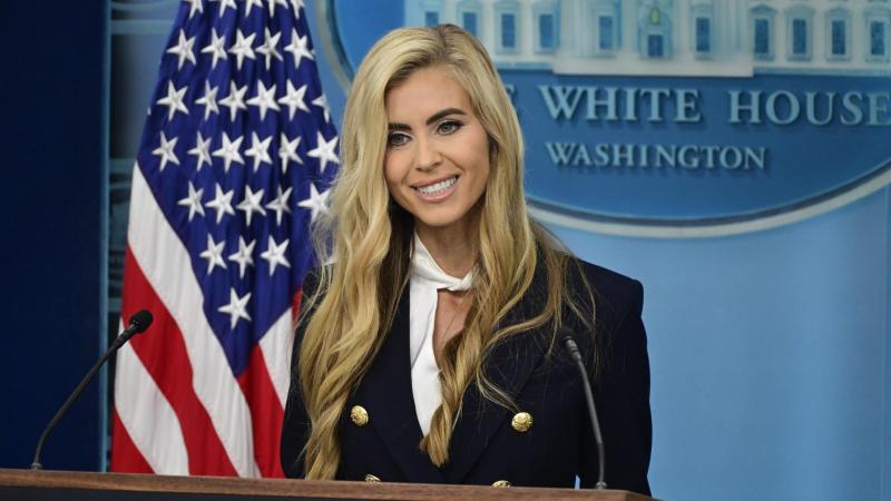 La ya dimitida y última portavoz de la Casa Blanca, Katie Zacharia, en una rueda de prensa en octubre de 2026 en Washington. EP.