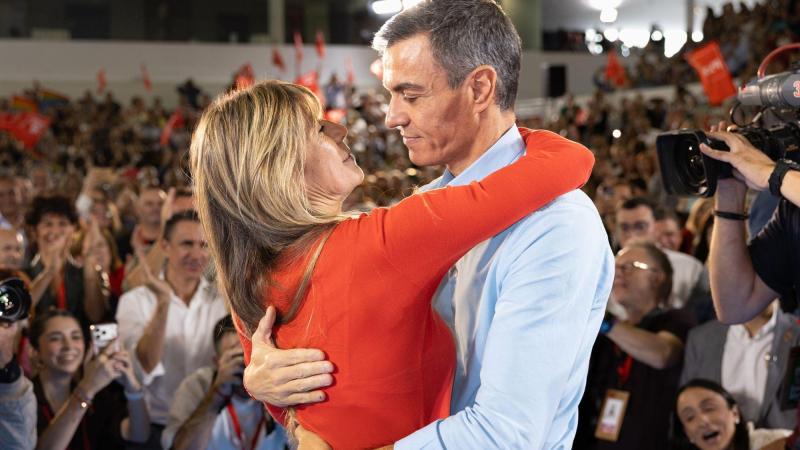 El presidente del Gobierno, Pedro Sánchez, junto a Begoña Gómez a su llegada al acto del PSOE en Fuenlabrada. Europa Press.