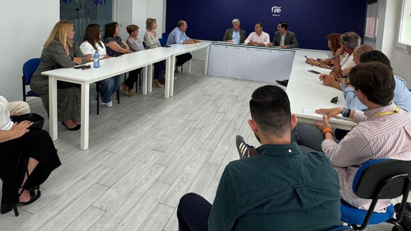 Reunión de dirigentes del PP, entre ellos Martín Torres y Ricardo Tarno, con el sector de las autoescuelas. Europa Press  Archivo.