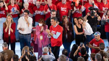 Sánchez pone al PSOE en pie de guerra contra el PP de la “motosierra” con la izquierda partida en dos. Europa Press.