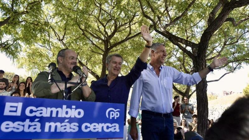 El presidente del PP, Alberto Núñez Feijóo, el presidente del PP catalán, Alejandro Fernández, y el alcalde de Badalona, Xavier García Albiol. EP