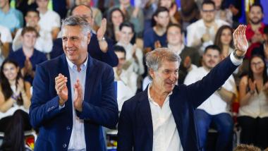 El presidente del Partido Popular, Alberto Núñez Feijóo, el alcalde de Badalona, Xavier García Albiol . EP.
