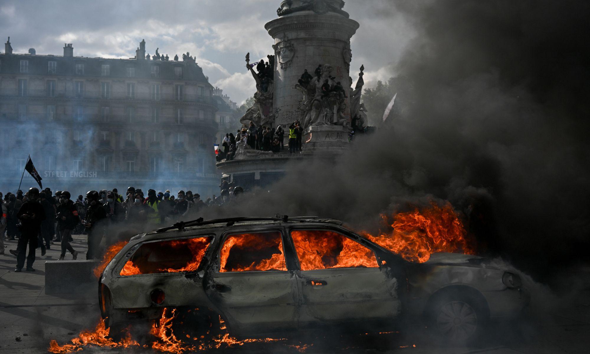 Un coche arde en la Plaza de la República durante la jornada de protestas del sábado en París. Europa Press. Un coche arde en la Plaza de la República durante la jornada de protestas del sábado en París. Europa Press.