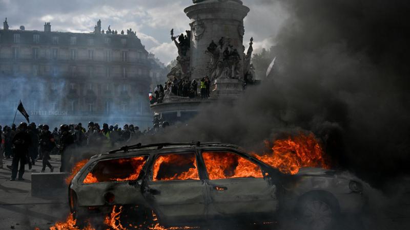 Un coche arde en la Plaza de la República durante la jornada de protestas del sábado en París. Europa Press.