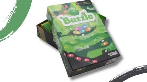 Una caja compacta que cabe en cualquier mochila y hace de Buzzle un juego de bolsillo.
