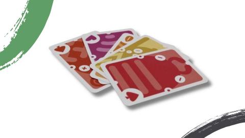 Cinco cartas reversibles por jugador bastan para resolver cada patrón… si se giran a tiempo.