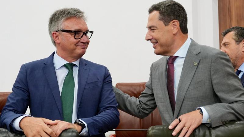 El presidente de la Junta de Andalucía, Juan Manuel Moreno Bonilla, junto al líder de Vox en Andalucía, Manuel Gavira, quien ostenta la vicepresidencia segunda del Ejecutivo
