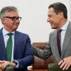 El presidente de la Junta de Andalucía, Juan Manuel Moreno Bonilla, junto al líder de Vox en Andalucía, Manuel Gavira, quien ostenta la vicepresidencia segunda del Ejecutivo