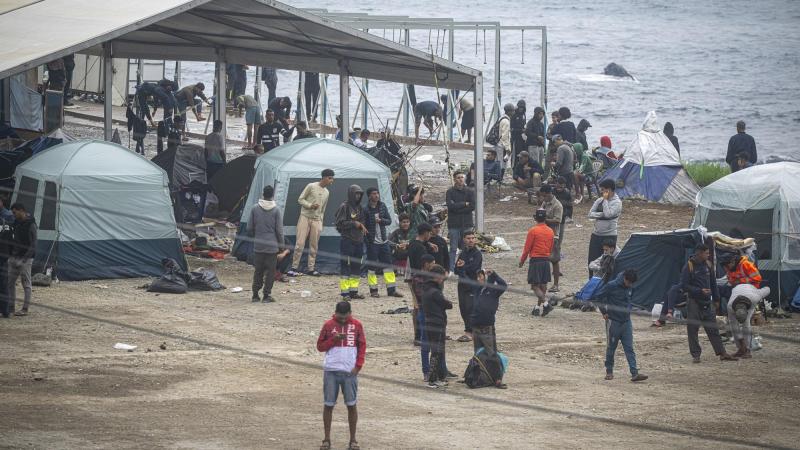 Agentes de la Policía Nacional intervienen durante el proceso de desalojo del embolsamiento de migrantes en la playa de El Trampolín, a 5 de octubre de 2026, en Ceuta (España). EP
