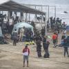 Agentes de la Policía Nacional intervienen durante el proceso de desalojo del embolsamiento de migrantes en la playa de El Trampolín, a 5 de octubre de 2026, en Ceuta (España). EP