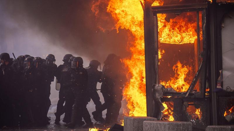 Protestas en París contra el aumento de los precios del combustible y la disminución del poder adquisitivo. Aurelien Morissard / EP.