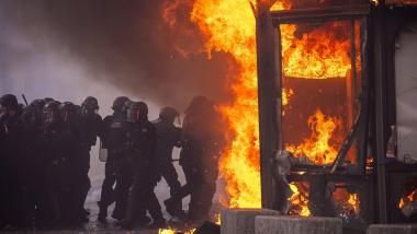 Protestas en París contra el aumento de los precios del combustible y la disminución del poder adquisitivo. Aurelien Morissard / EP.