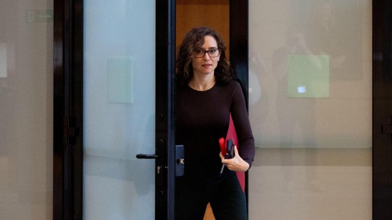 La presidenta de la Comunidad de Madrid, Isabel Díaz Ayuso, sale de un Pleno de la Asamblea. Archivo EP