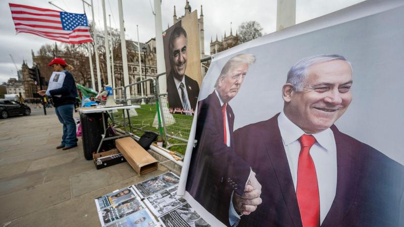 Los rostros del presidente de los Estados Unidos, Donald Trump, y del primer ministro de Israel, Benjamin Netanyahu, en carteles. EP/Archivo.