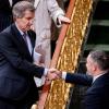 El presidente del Partido Popular, Alberto Núñez Feijóo, saluda al presidente de VOX, Santiago Abascal, a su salida de un pleno en el Congreso de los Diputados, a 10 de febrero de 2026, en Madrid