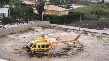 Un helicóptero durante la dana Adam. EP