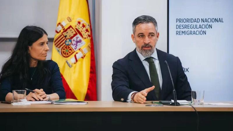 Montse Lluís junto a Santiago Abascal en la sede de Vox. Archivo.