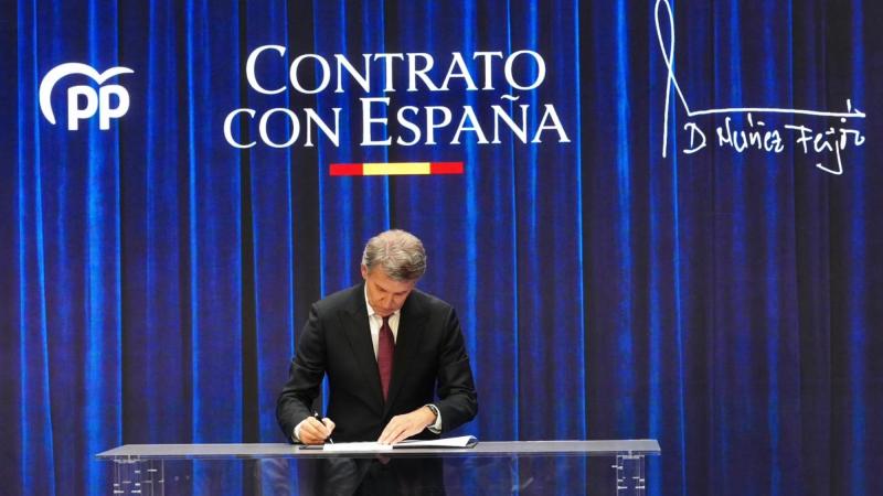 Alberto Núñez Feijóo firma el Contrato con España. Partido Popular