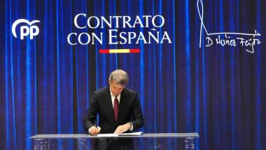 Alberto Núñez Feijóo firma el Contrato con España. Partido Popular