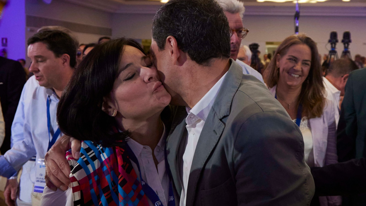 El presidente de la Junta de Andalucía, Juanma Moreno, saluda a la presidenta saliente de provincial del PP de Sevilla, Virginia Pérez, durante el XVI Congreso Provincial del Partido Popular en Sevilla | EP