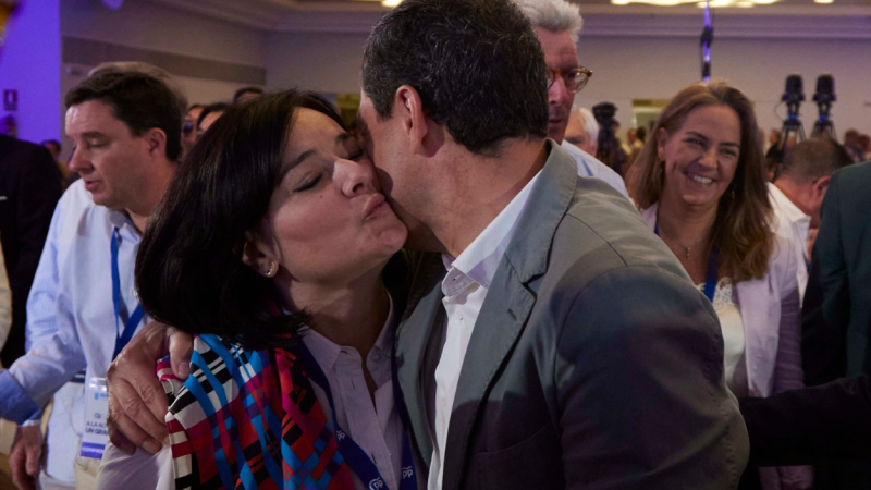 El presidente de la Junta de Andalucía, Juanma Moreno, saluda a la presidenta saliente de provincial del PP de Sevilla, Virginia Pérez, durante el XVI Congreso Provincial del Partido Popular en Sevilla | EP