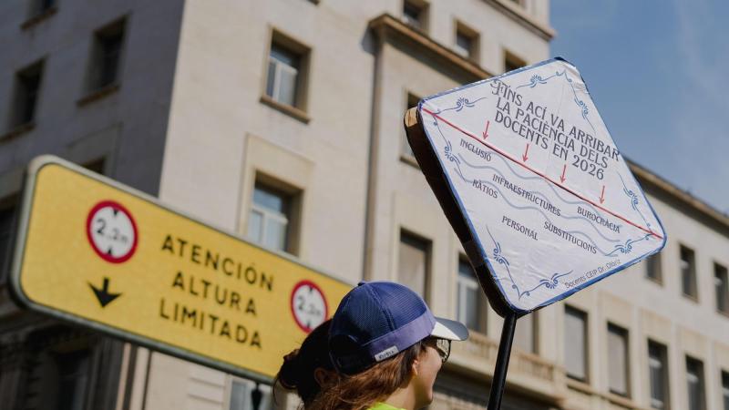 Una profesora se manifiesta en Valencia. EP