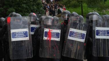 Los Mossos d'Escuadra en formación con pintura y huevos que han tirado los manifestantes , durante una concentración convocada contra el agitador Vito Quiles en la UAB, a 19 de octubre de 2026. EP.