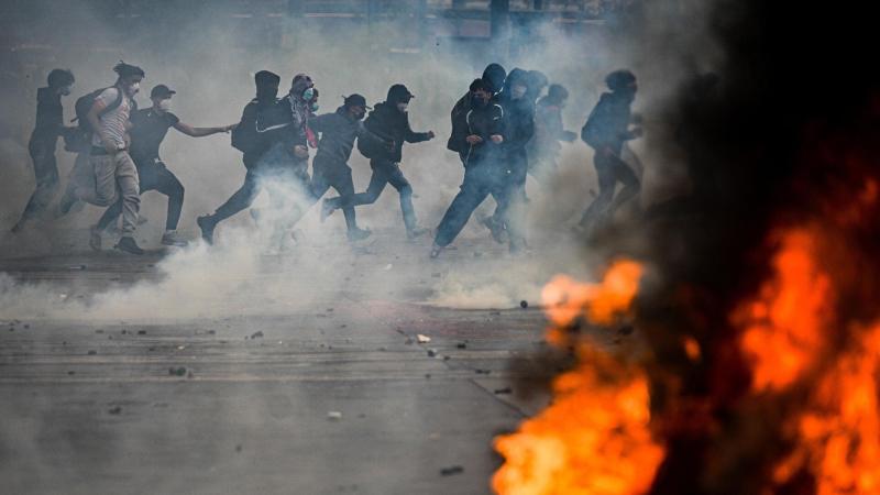 Protestas y disturbios en la Plaza de la República de París a 17 de octubre de 2026. EP.