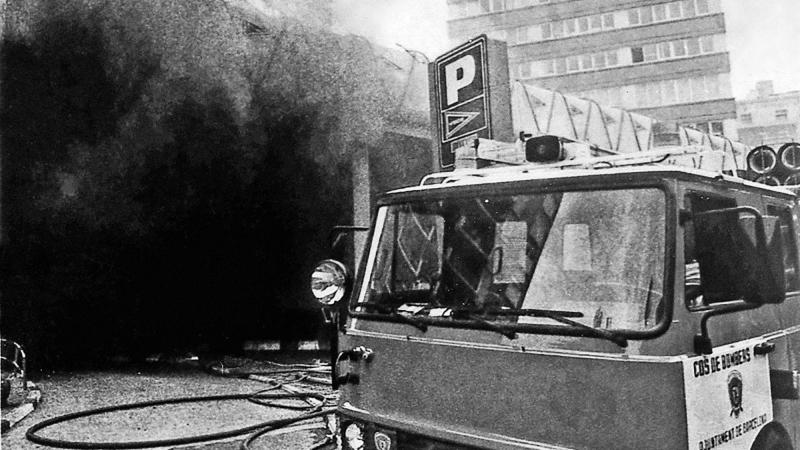 Un coche de bomberos en las inmediaciones del centro comercial Hipercor donde ETA perpetró un atentado con un artefacto explosivo, a 19 de junio de 1987, en Barcelona. EP/Archivo.