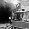 Un coche de bomberos en las inmediaciones del centro comercial Hipercor donde ETA perpetró un atentado con un artefacto explosivo, a 19 de junio de 1987, en Barcelona. EP/Archivo.