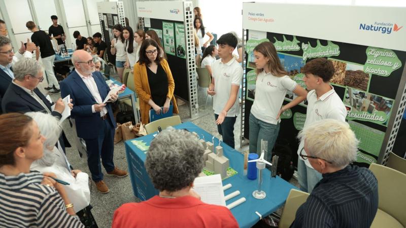 Un grupo de estudiantes presenta su proyecto durante la VIII edición del Certamen Tecnológico Efigy de Fundación Naturgy