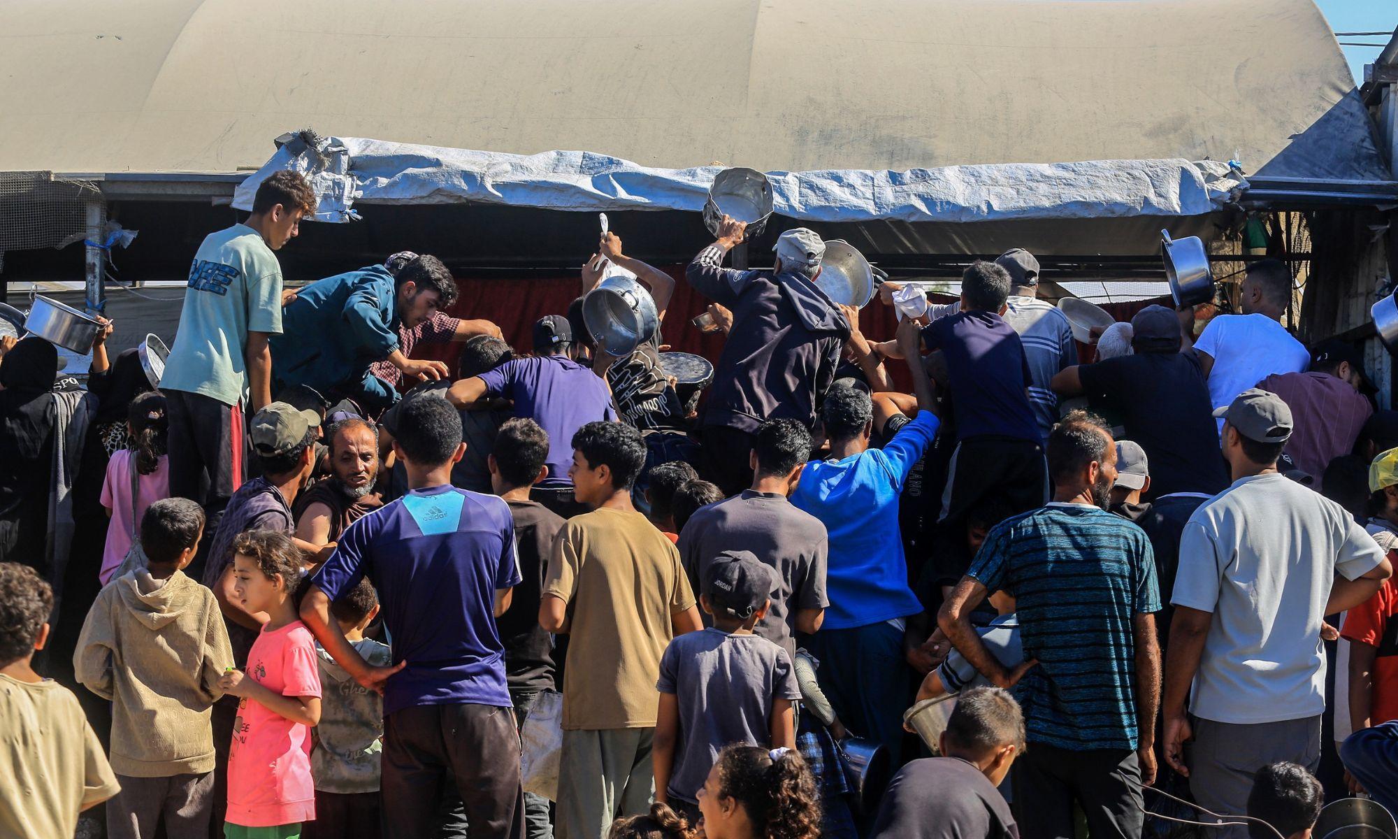Territorios Palestinos, Khan Yunis: Palestinos se congregan en una larga fila para recibir ayuda alimentaria distribuida por organizaciones benéficas en la zona de Al-Mawasi, en Khan Yunis, al sur de la Franja de Gaza. EP.