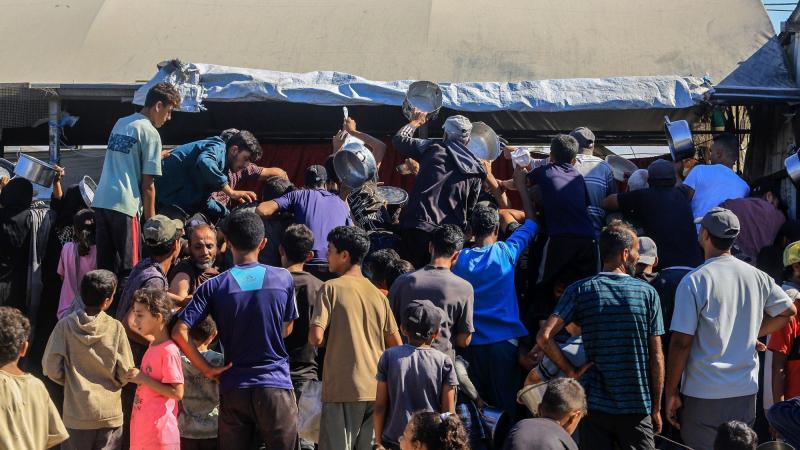 Territorios Palestinos, Khan Yunis: Palestinos se congregan en una larga fila para recibir ayuda alimentaria distribuida por organizaciones benéficas en la zona de Al-Mawasi, en Khan Yunis, al sur de la Franja de Gaza. EP.